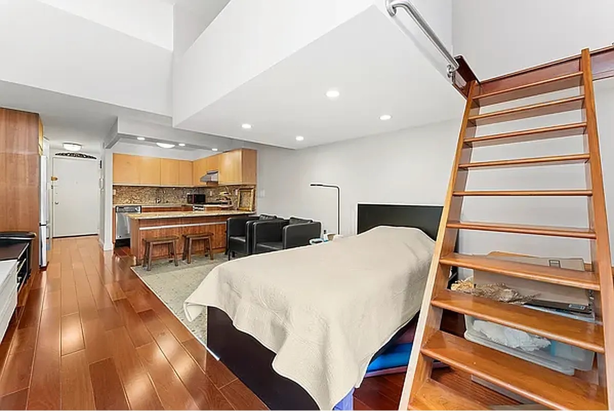 215 E 24th St 202 – 2
