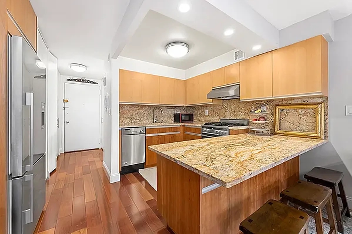 215 E 24th St 202 – 3