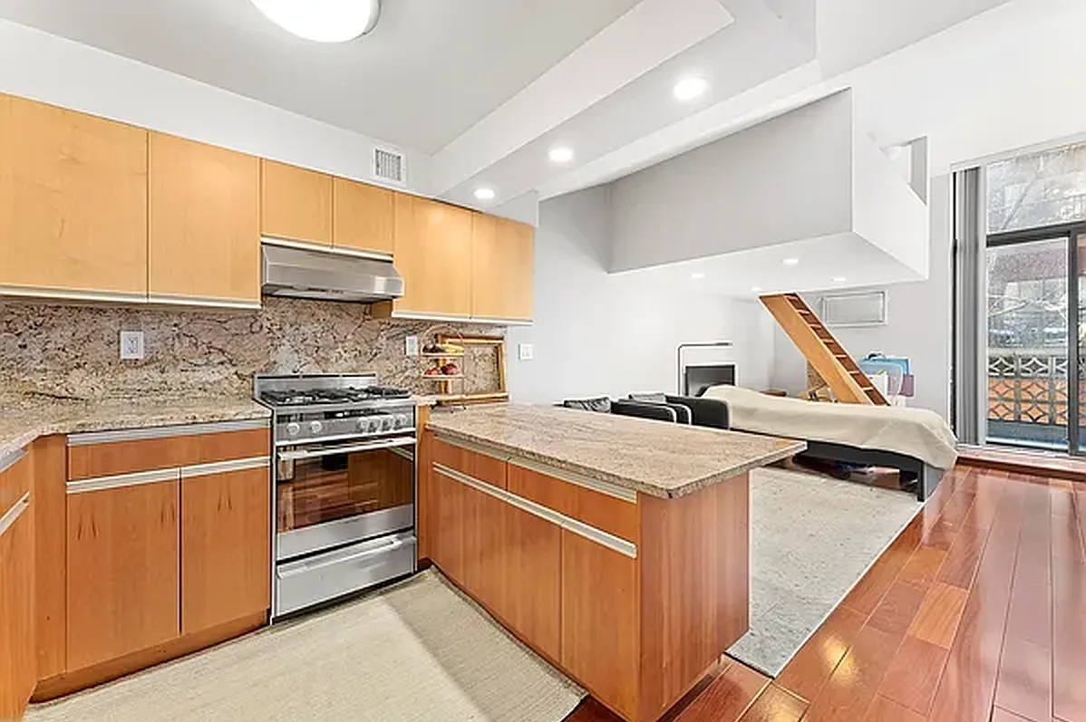 215 E 24th St 202 – 4