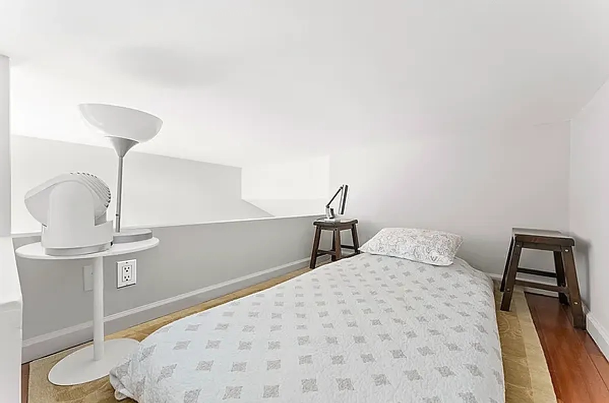 215 E 24th St 202 – 5